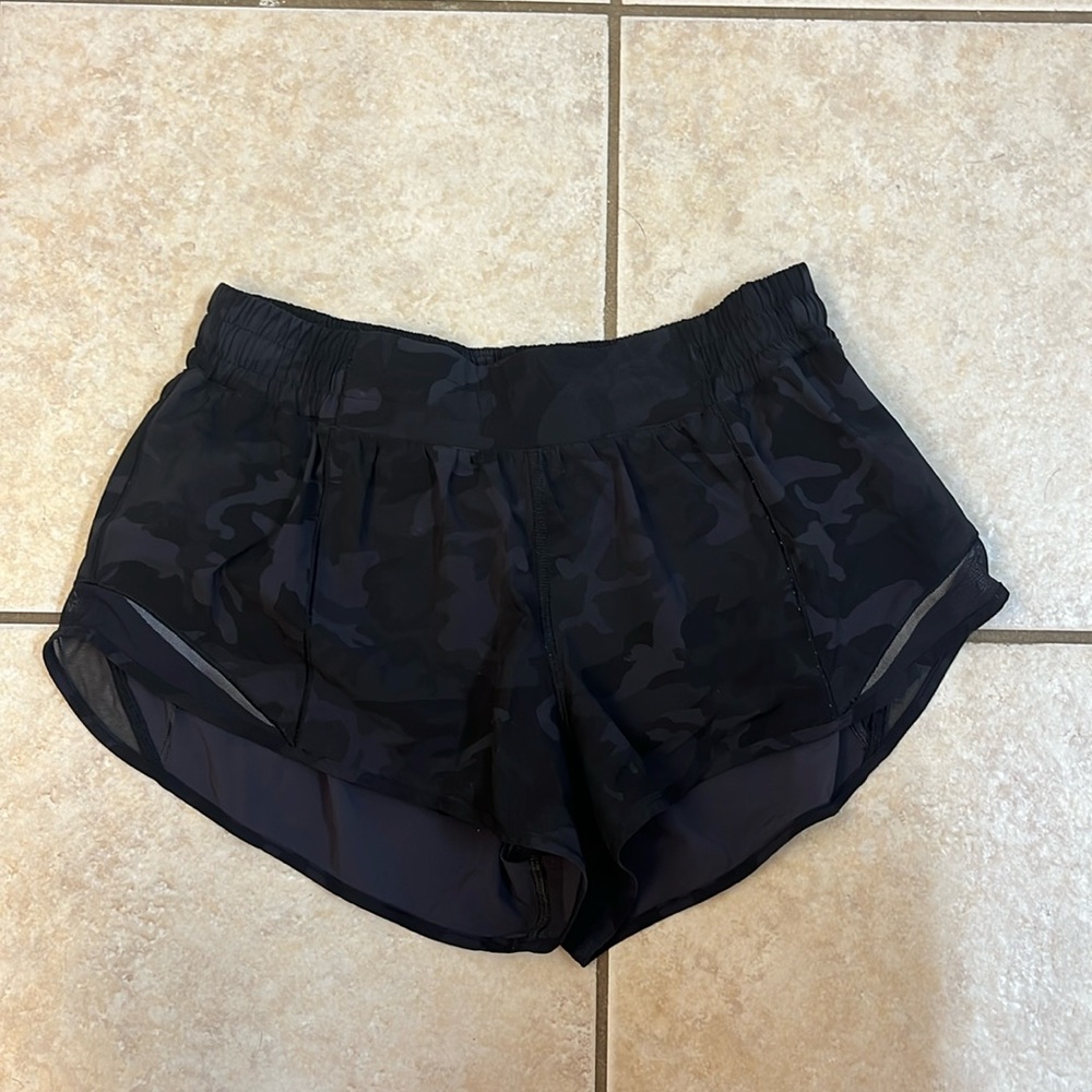 Lululemon Hotty Hot 2.5” inseam. Camo color